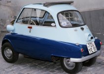 BMW_Isetta_300_shot_in_Bad_Tölz,_Germany_circa_1987_sideview.jpg